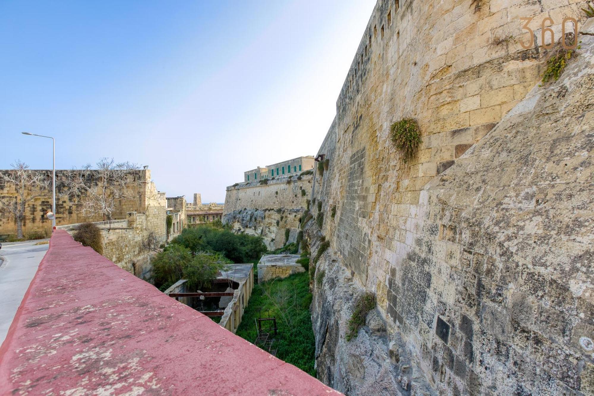 Comfortable 1Br Home With Maltese Balcony In Valletta By 360 Estates Extérieur photo